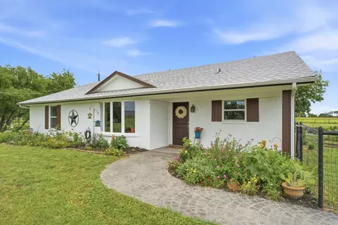 698 Hackberry Rd, Van Alstyne, TX 75495