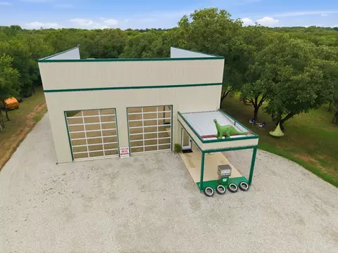 Exterior - 189 County Road 4767, Boyd, TX 76023 photo 4 of 8