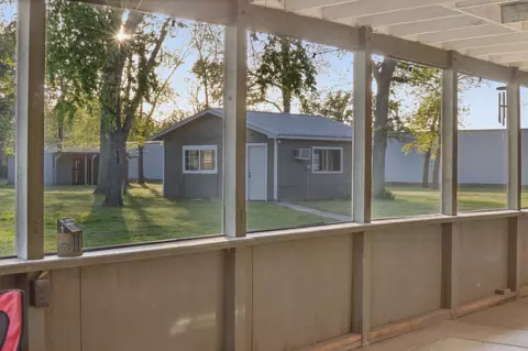Exterior - 2338 N Tool Dr, Seven Points, TX 75143 photo 3 of 4