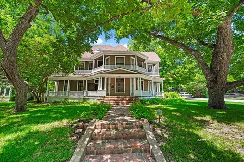 200 S Hawkins St, Waxahachie, TX 75165