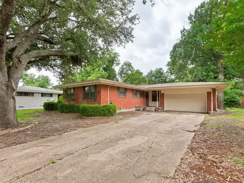 917 Blossom Cir, Garland, TX 75041