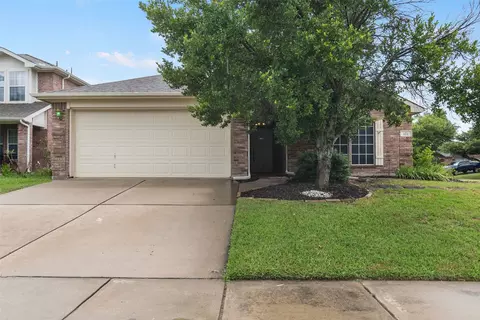 112 Bridlewood St, Azle, TX 76020