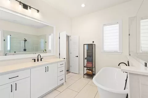 Bath - 904 Taylor Br, Springtown, TX 76082 photo 2 of 4