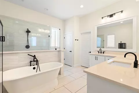 Bath - 904 Taylor Br, Springtown, TX 76082 photo 1 of 4