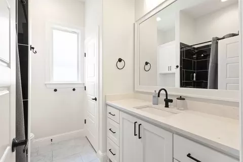 Bath - 904 Taylor Br, Springtown, TX 76082 photo 3 of 4
