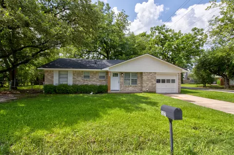 327 W Mckinney St, Pilot Point, TX 76258
