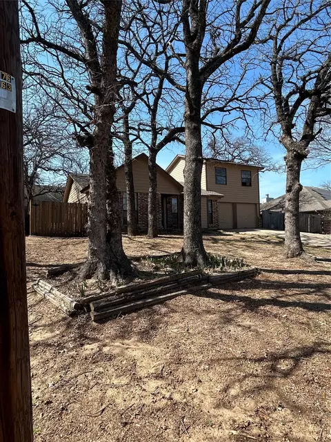 721 Timberoaks Dr, Azle, TX 76020