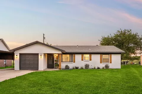 104 E Oak St, Gunter, TX 75058