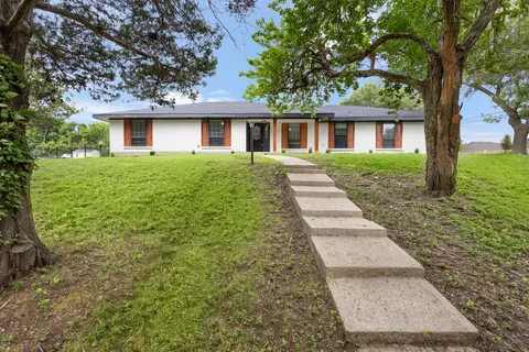 102 Pecan Ln, Oak Leaf, TX 75154