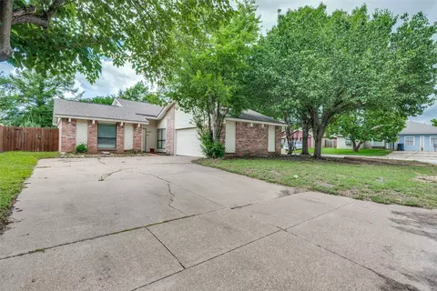 6400 Betsy Ross Dr, Arlington, TX 76002