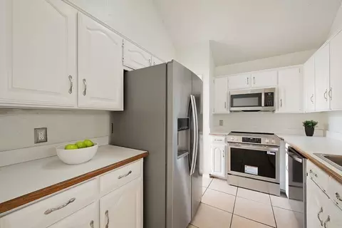 Kitchen - 2907 Clairemont Ln, Euless, TX 76039 photo 3 of 4
