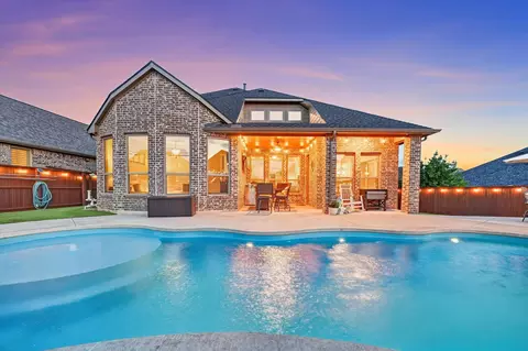 1812 Briscoe Dr, Lantana, TX 76226