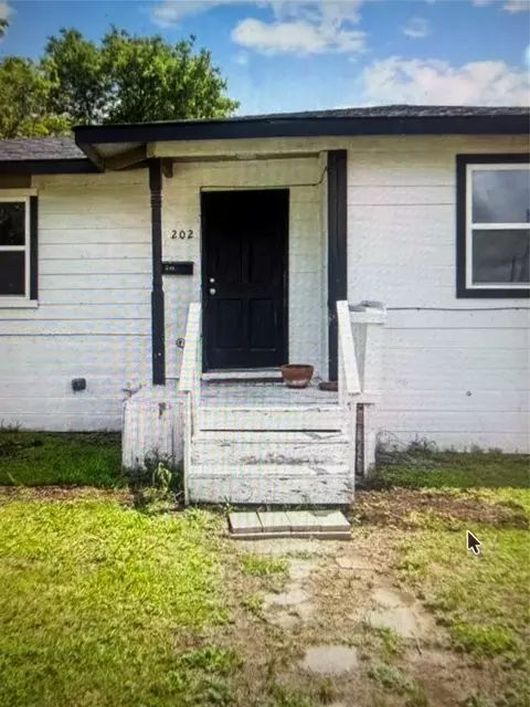 202 N Commerce St, Mart, TX 76664