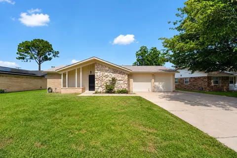 2102 Jeannette Ct, Arlington, TX 76010