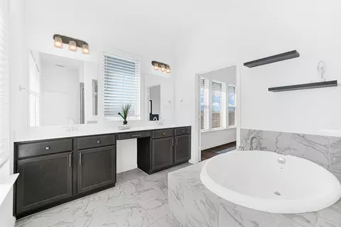 Bath - 720 Skyview Ct, Celina, TX 75009 photo 3 of 5