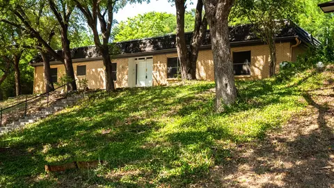605 Blue Lake Dr, Fort Worth, TX 76103