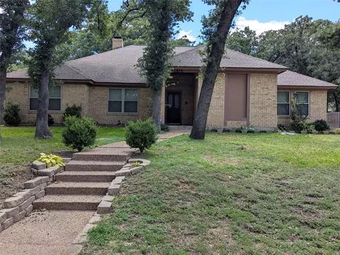1816 Crooked Ln, Fort Worth, TX 76112