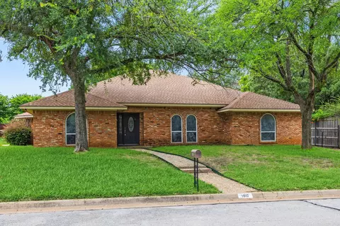 1810 Waterwood Dr, Arlington, TX 76012