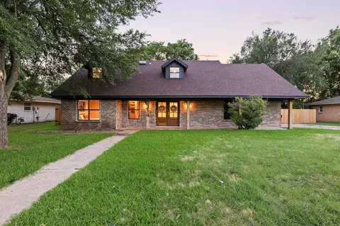 2214 Rex Cruse Dr, Sherman, TX 75092