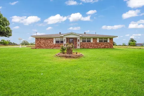 Exterior - 3472 Desvoignes Rd, Denison, TX 75021 photo 2 of 4