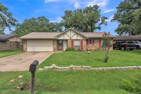 205 Mountain View Dr, Azle, TX 76020