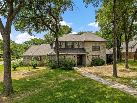 8724 Racquet Club Dr, Fort Worth, TX 76120