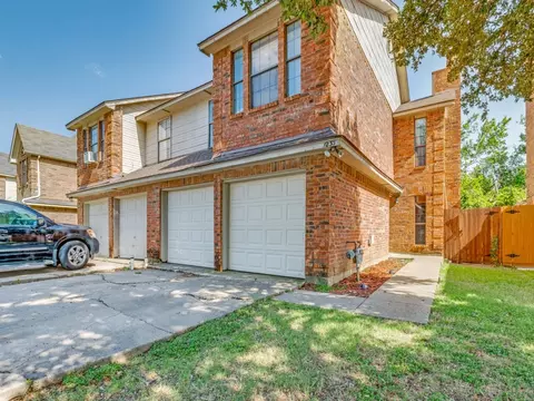 1233 W Hudgins St, Grapevine, TX 76051