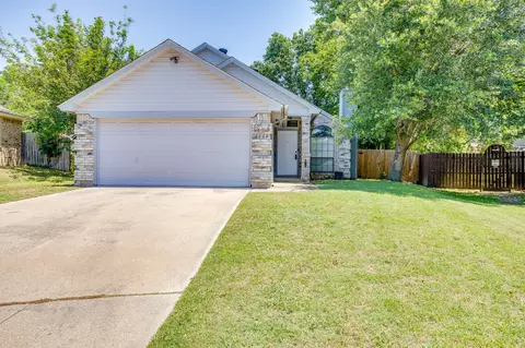 6604 Aztec Ct, Lake Worth, TX 76135