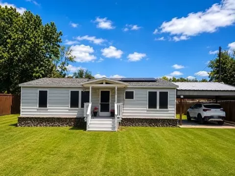 305 S Ewing St, Boyd, TX 76023