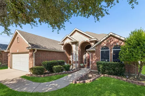 949 Chestnut Ln, Saginaw, TX 76179