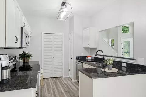 Kitchen - 2702 Ansley Ct, Euless, TX 76039 photo 4 of 6
