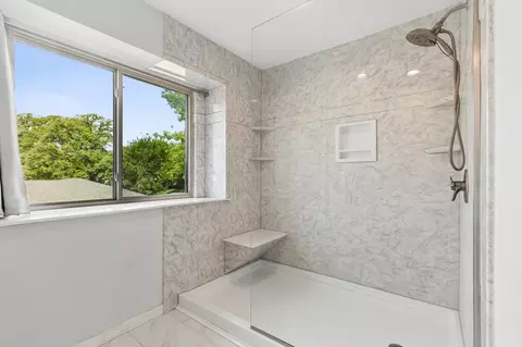 Bath - 304 Lark Ln, Euless, TX 76039 photo 3 of 5