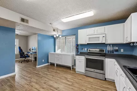 Kitchen - 304 Lark Ln, Euless, TX 76039 photo 4 of 4