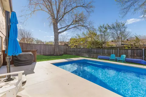 Exterior - 304 Lark Ln, Euless, TX 76039 photo 5 of 6