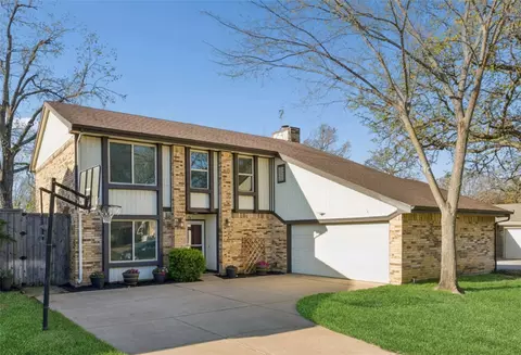 Exterior - 304 Lark Ln, Euless, TX 76039 photo 3 of 6