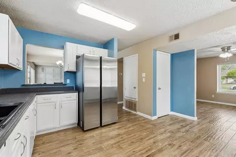 Kitchen - 304 Lark Ln, Euless, TX 76039 photo 3 of 4