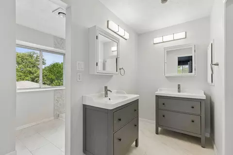 Bath - 304 Lark Ln, Euless, TX 76039 photo 1 of 5