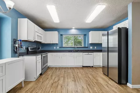 Kitchen - 304 Lark Ln, Euless, TX 76039 photo 1 of 4