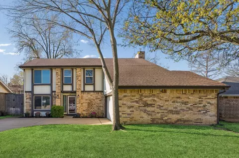 Exterior - 304 Lark Ln, Euless, TX 76039 photo 4 of 6