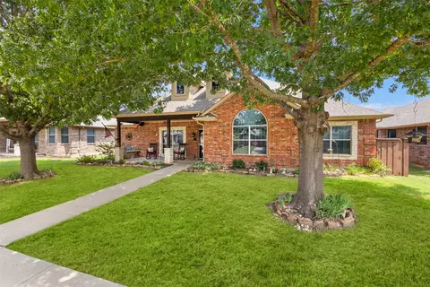 207 Red Wolf Ln, Red Oak, TX 75154