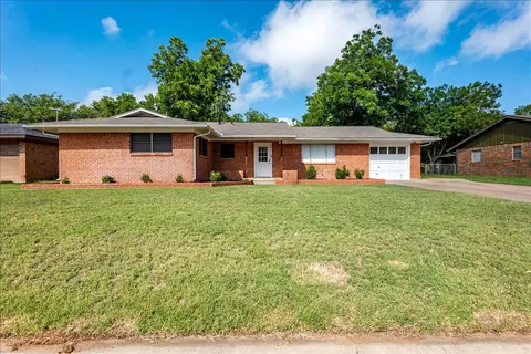 1762 N Mccart St, Stephenville, TX 76401