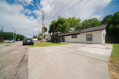107 W Purdom Ave, Alvarado, TX 76009