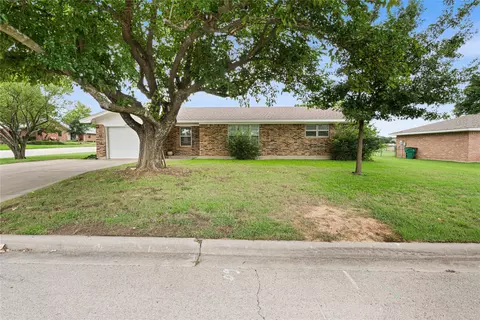 603 E 5th St, Muenster, TX 76252