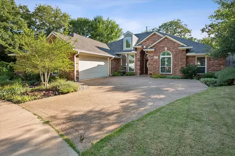 2701 Hidden Lake Dr, Grapevine, TX 76051