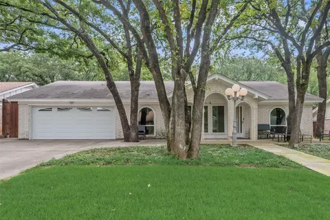 412 Twin Creek Dr, Hurst, TX 76053