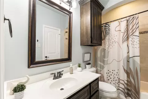 Bath - 991 Rustic Ln, Prosper, TX 75078 photo 4 of 4