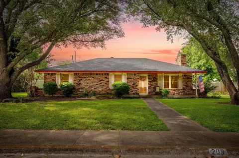 209 Hillcrest Dr, Midlothian, TX 76065