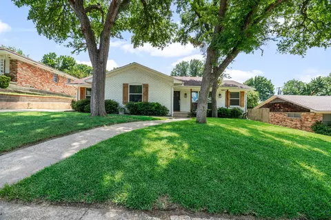 2341 Pinebluff Dr, Dallas, TX 75228