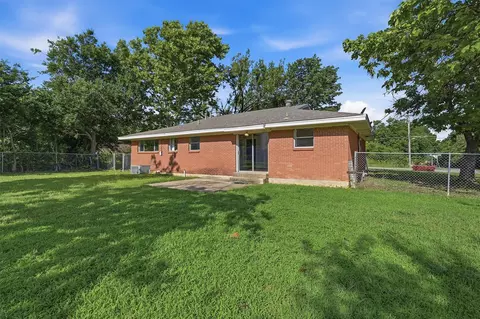 Exterior - 901 Maple St, Howe, TX 75459 photo 5 of 6
