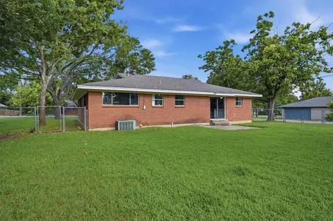 Exterior - 901 Maple St, Howe, TX 75459 photo 6 of 6